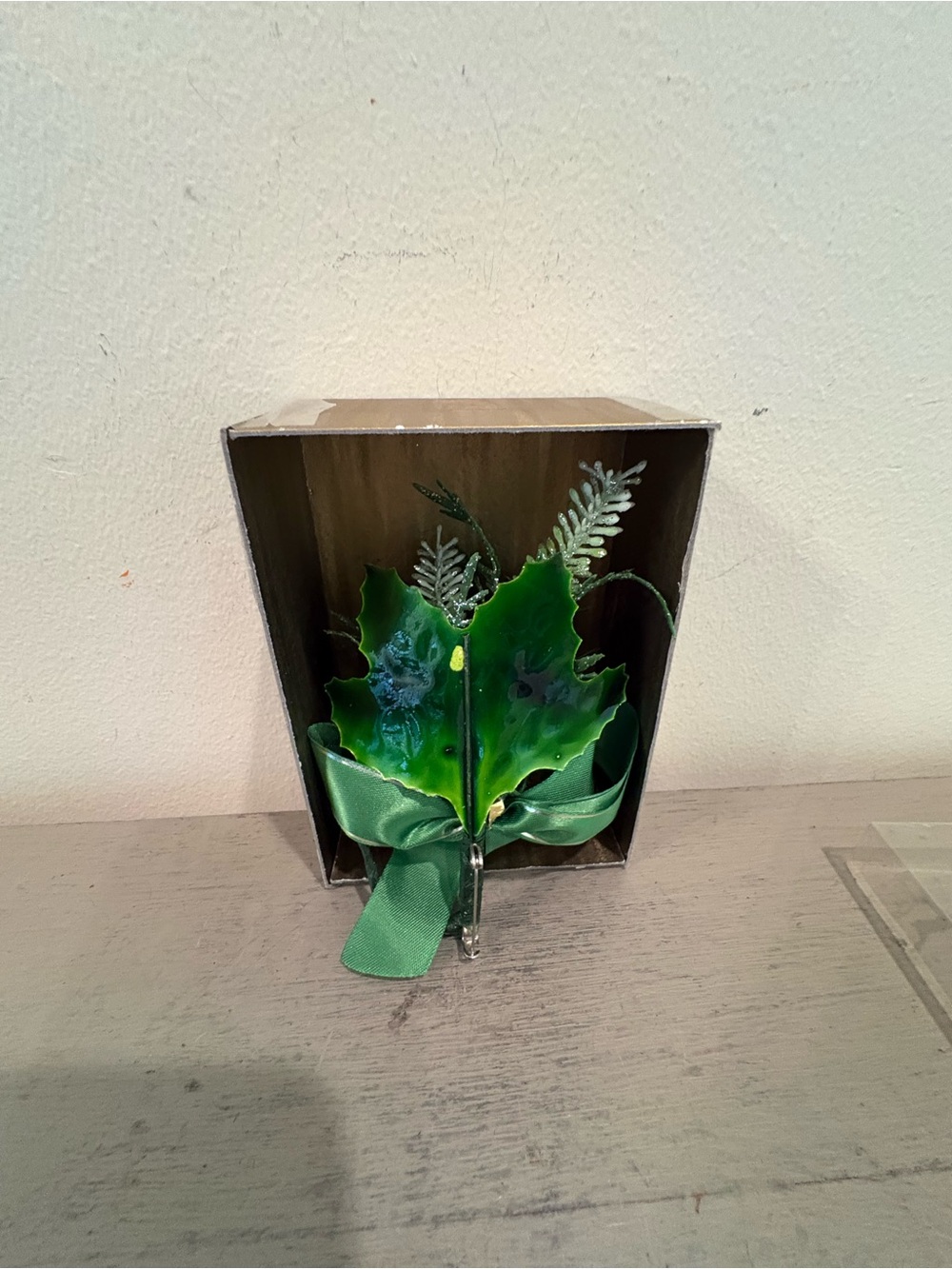 VTG MCM Boxed Holiday Corsage With Plastic Holly,Berries, And Green Bow - Picture 3 of 3